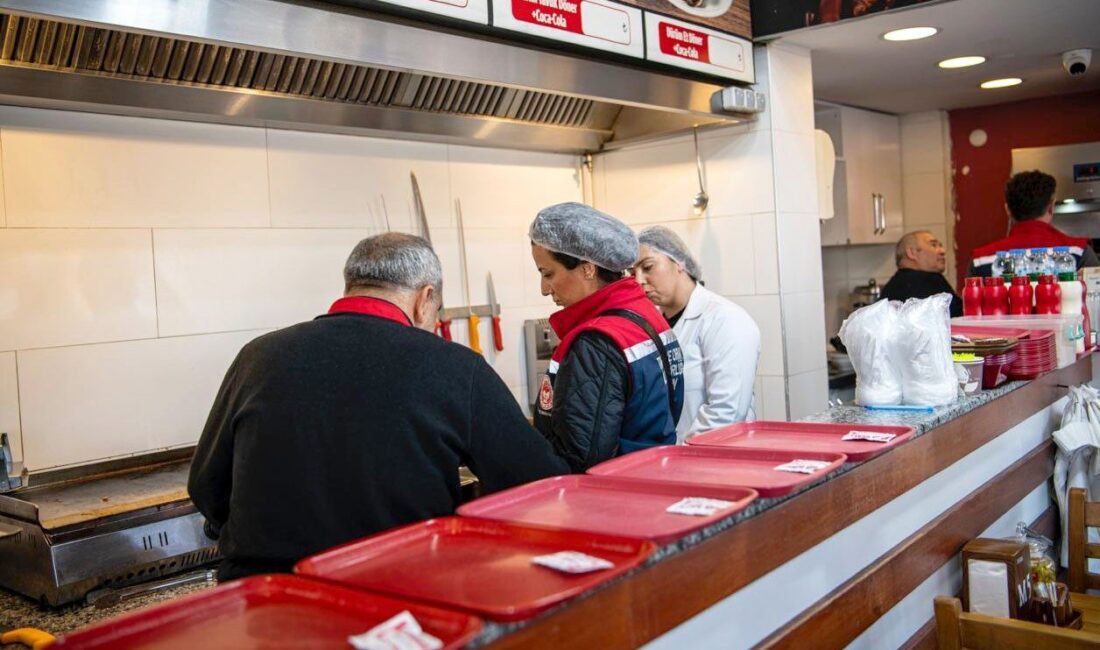 Kuşadası Belediyesi, Başkan Ömer Günel'in direktifleriyle sokak lezzetleri satışını denetlemeye