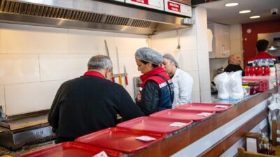 Kuşadası Belediyesi, Başkan Ömer Günel'in direktifleriyle sokak lezzetleri satışını denetlemeye