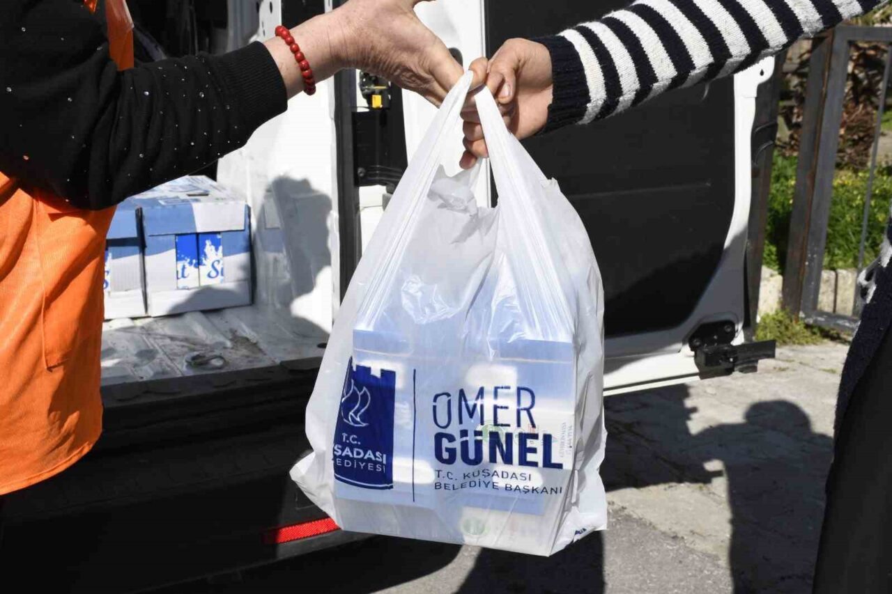 Kuşadası Belediyesi, Sosyal Belediyecilik İlkesiyle Sürekli Süt Dağıtımını Devam Ettiriyor