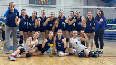 Kütahya Belediyespor'un genç kız voleybol takımı, 2025-2026 sezonunda namağlup olarak