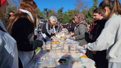 Kütahya'daki Kılıçarslan Anadolu Lisesi'nde düzenlenen 'Gazze İçin Seferber' temalı hayır