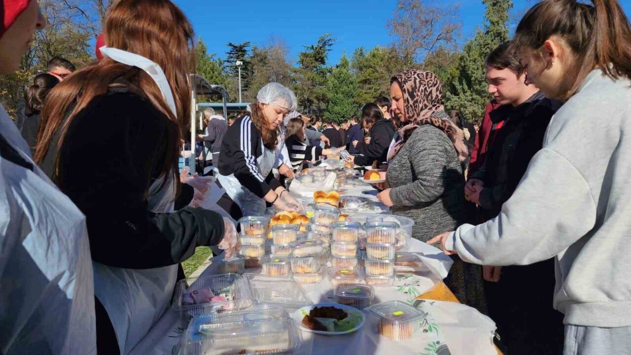 Kütahya'daki Kılıçarslan Anadolu Lisesi'nde düzenlenen 'Gazze İçin Seferber' temalı hayır