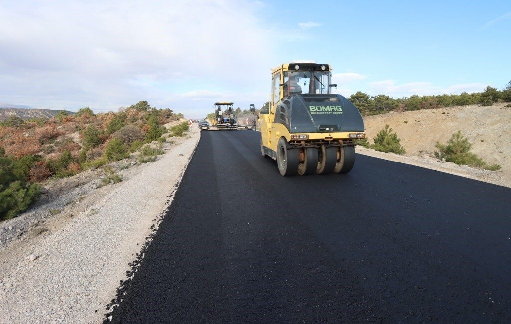 Kütahya’da Asfalt Çalışmalarıyla Köy Yolları Geliştiriliyor Kütahya İl Özel İdaresi, köy yollarında sıcak asfalt çalışmaları yapıyor.