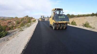 Kütahya İl Özel İdaresi, köy yollarında sıcak asfalt çalışmaları yapıyor.