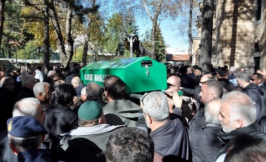 Kütahya Organize Sanayi Bölgesi’nin Değerli İsimlerinden Bekir Eskioğlu, Son Yolculuğuna Uğurlandı Kütahya Organize Sanayi Bölgesi'ne uzun yıllar katkıda bulunan Bekir Eskioğlu,