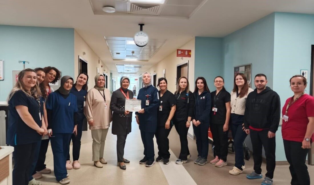 Kütahya Şehir Hastanesi’nde El Hijyeni Uygulamalarında En Yüksek Skoru Elde Eden Göz ve Dermatoloji Kliniği Çalışanlarına Teşekkür Belgesi Verildi Kütahya Şehir Hastanesi'nde "Sağlık Hizmeti İlişkili Enfeksiyonlar" önleme programında en