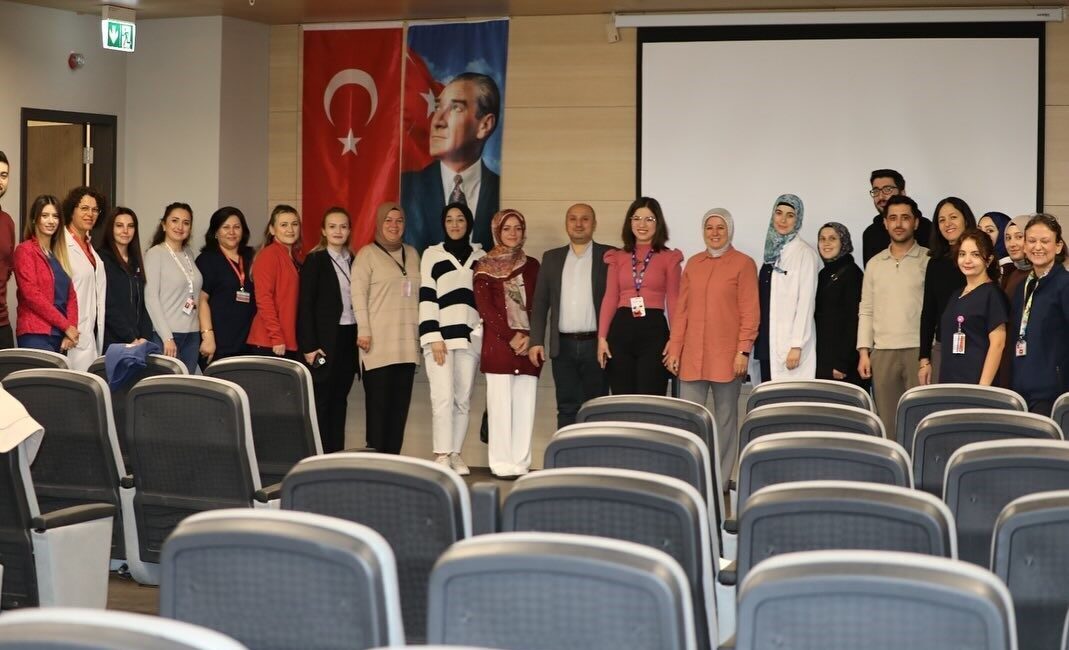 Kütahya Şehir Hastanesi’nde Yoğun Bakım Hemşireliği Sertifikalı Eğitim Programı Başladı Kütahya Şehir Hastanesi, ilk Yoğun Bakım Hemşireliği Sertifikalı Eğitim Programını