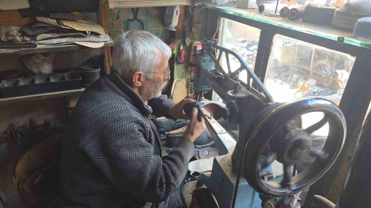 Kütahya'da 65 yıldır ayakkabı tamirciliği yapan 78 yaşındaki Mehmet Ersulak,