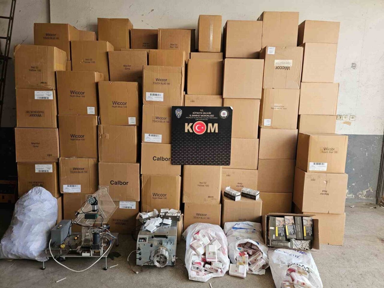 Kütahya’da Kaçakçılık Operasyonu: 688 Bin 640 Makaron Ele Geçirildi