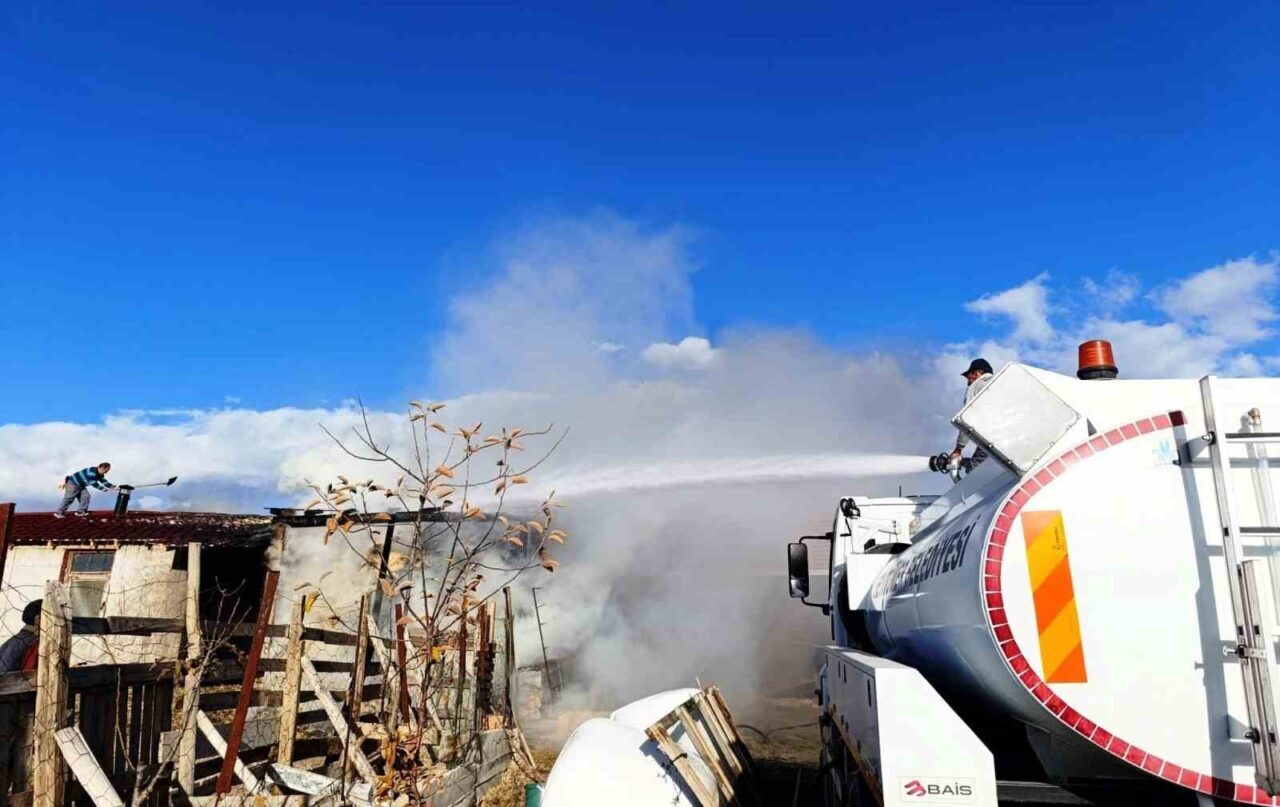 Seyitömer’de Ahır Yangını Kontrol Altına Alındı, Hasar Meydana Geldi