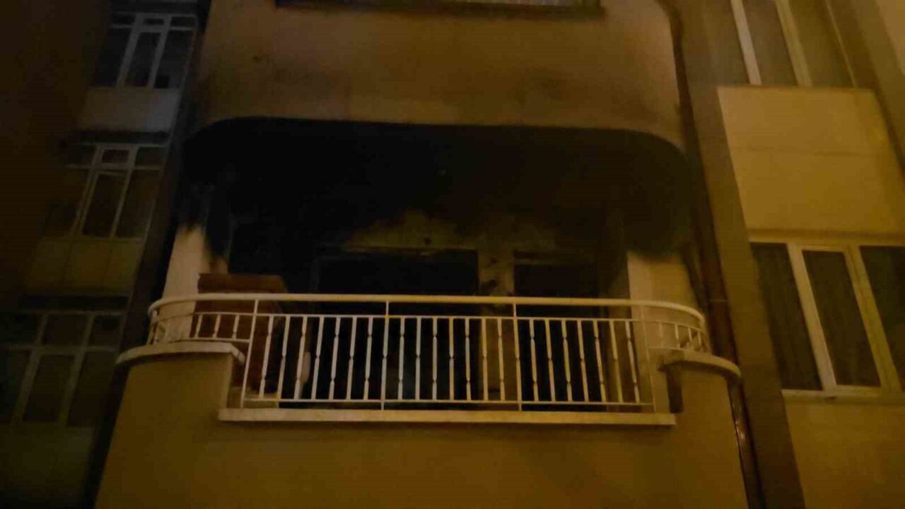 Kütahya’da Apartmanda Yangın: 68 Yaşındaki İsmet Çubuk Hayatını Kaybetti, İki Kişi Yaralandı Kütahya'da bir apartman dairesinde çıkan yangında 68 yaşındaki İsmet Çubuk