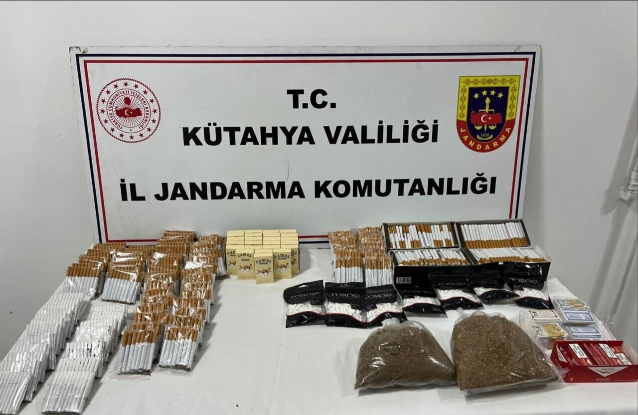 Kütahya’da Jandarma Ekipleri Kaçakçılık Operasyonu Düzenledi: Yüzyüze 3 Bin Adet Bandrolsüz Ürün Ele Geçirildi