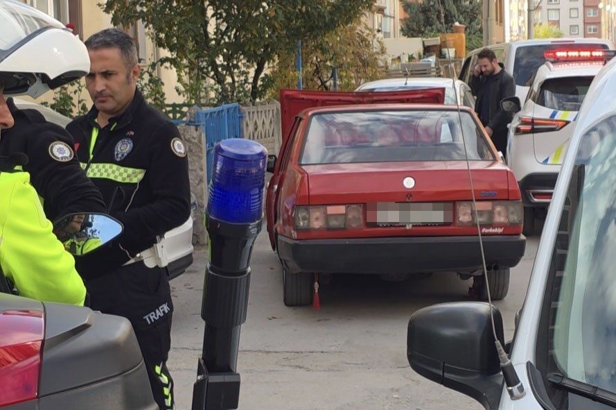 Kütahya'da trafik polisinin durdurma çağrısına uymayan sürücü İ.H.S., kısa süren