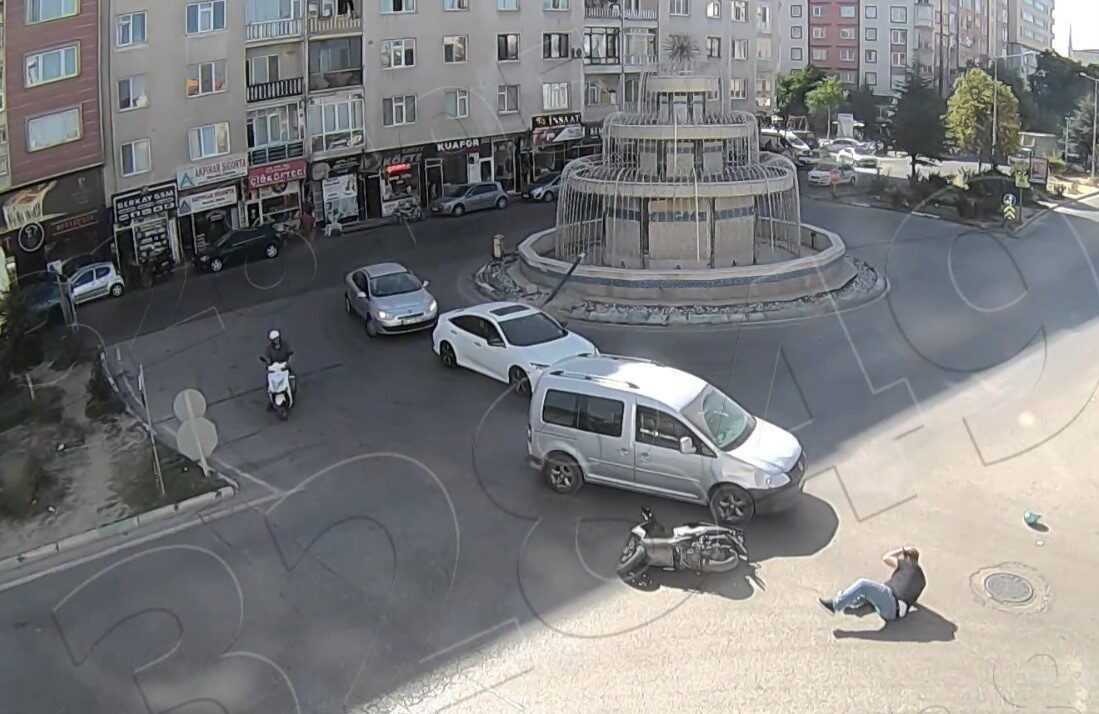 Kütahya’da iki motosiklet kazası güvenlik kameralarına yansıdı. İlk kaza, Adnan