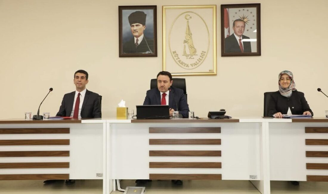 Kütahya’da Kadına Yönelik Şiddetle Mücadele ve Çocuk Koruma Toplantıları Yapıldı Kütahya'da, Vali Musa Işın başkanlığında yapılan toplantılarda, 2025 yılı için