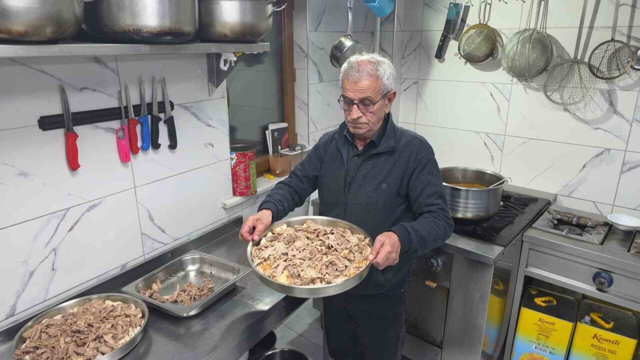 Kütahya'da kışın vazgeçilmez lezzetlerinden biri olan kaz eti tiridi, sezonunu