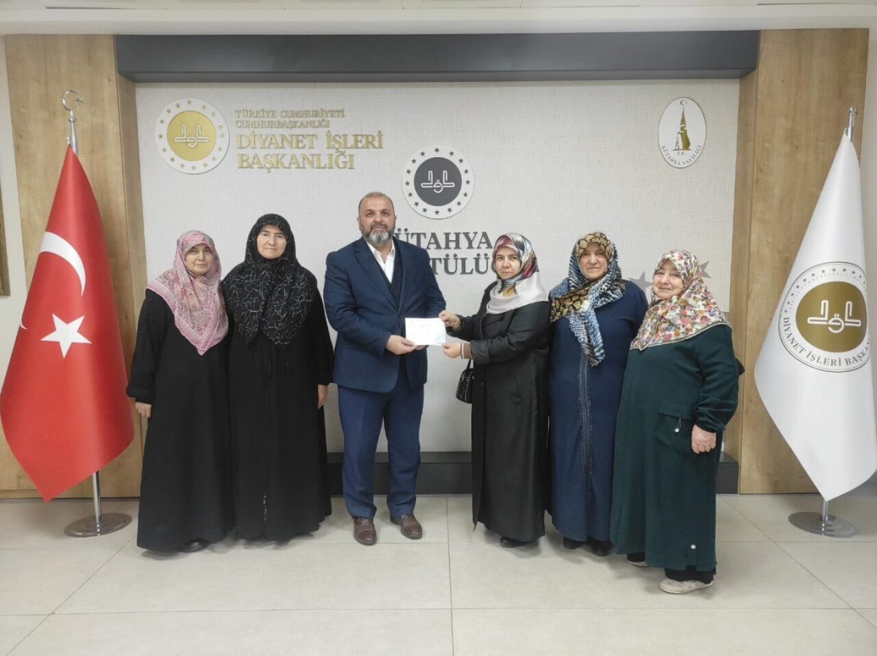 Kütahya’daki Sultan Vahdettin Han Kur’an Kursu öğrencileri, “Hediyem Kur’an Olsun” projesine 129 Kur’an-ı Kerim ile destek verdi.