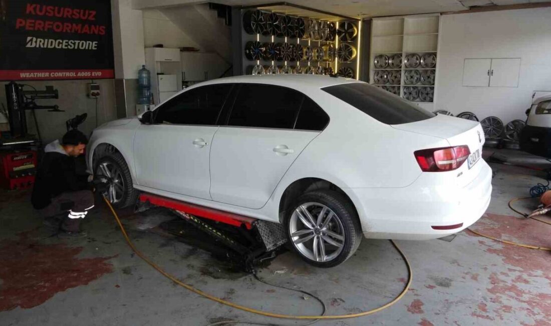 Kütahya’da Kış Lastiği Zorunluluğu Öncesi Araç Sahipleri İlgiyi Arttırdı Kütahya'da, 15 Kasım'dan itibaren zorunlu olacak kış lastikleri için vatandaşlar