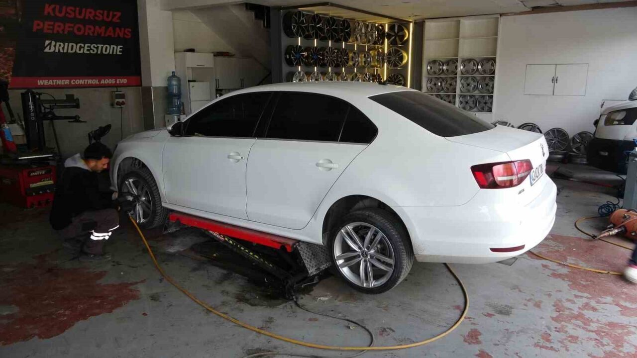 Kütahya'da, 15 Kasım'dan itibaren zorunlu olacak kış lastikleri için vatandaşlar