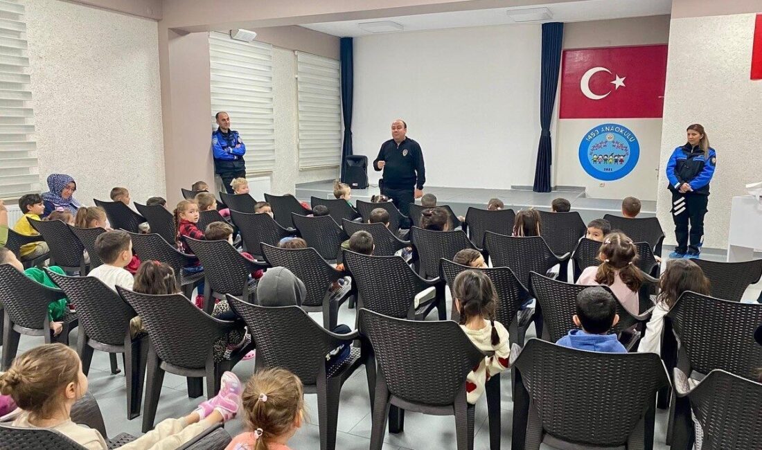 Kütahya’da Çocuklara Suçtan Korunma Eğitimleri Verildi Kütahya İl Emniyet Müdürlüğü, "Dumlupınar’da Parlayan Yıldızlar" projesi kapsamında ilkokul