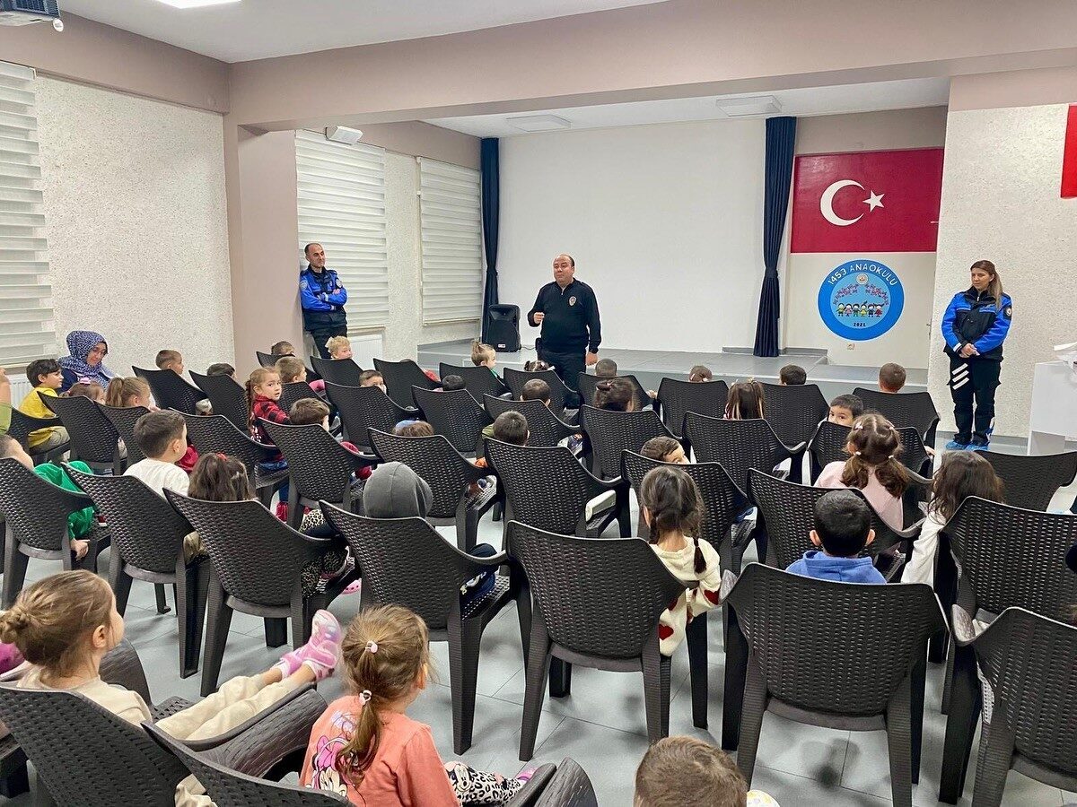 Kütahya İl Emniyet Müdürlüğü, "Dumlupınar’da Parlayan Yıldızlar" projesi kapsamında ilkokul