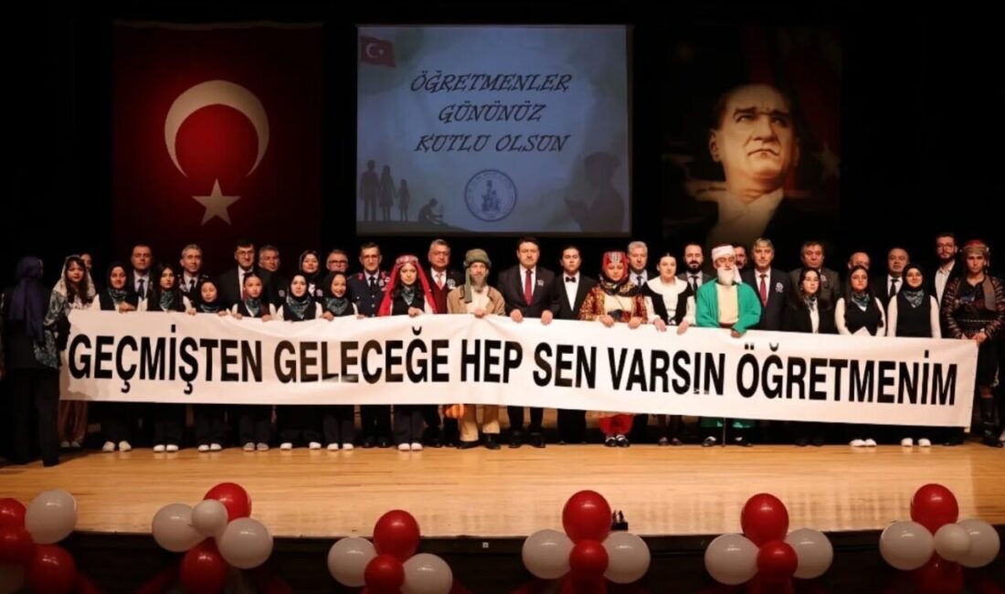 Kütahya Belediye Başkanı Eyüp Kahveci, Öğretmenler Günü dolayısıyla düzenlenen etkinliğe