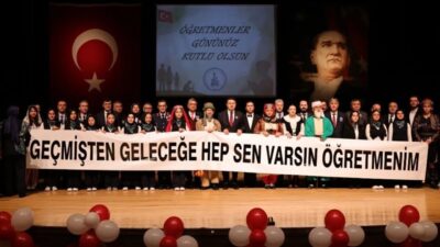 Kütahya Belediye Başkanı Eyüp Kahveci, Öğretmenler Günü dolayısıyla düzenlenen etkinliğe