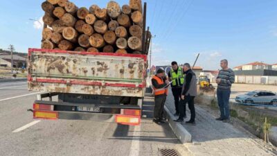 Kütahya'da ormanların korunması amacıyla orman emvali taşınan araçlar denetlendi. Orman