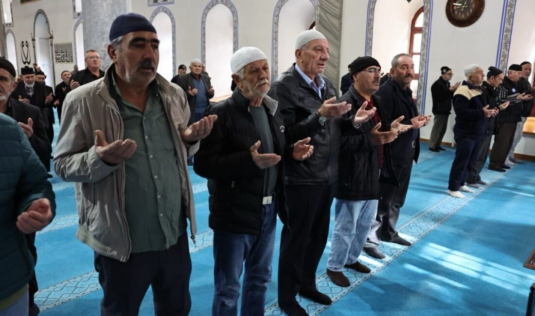 Kütahya'da Ulu Camii'nde düzenlenen Kuran-ı Kerim Tilaveti ve Mevlüt Programı,