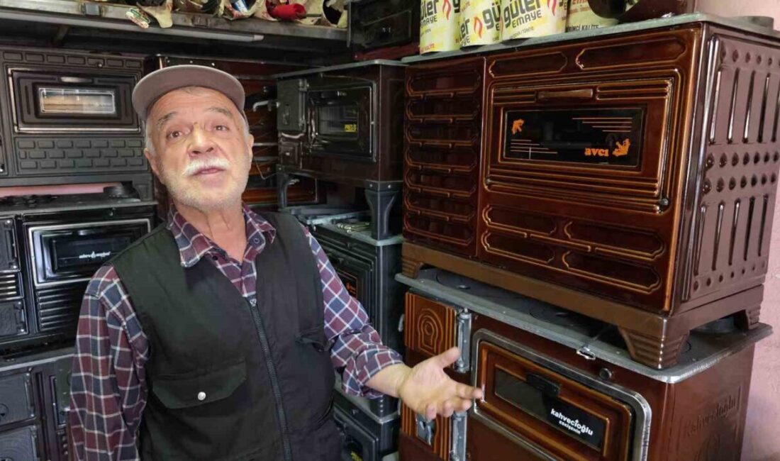 Kütahya'da 71 yaşındaki Mehmet Şınık, Hürriyet Caddesi'ndeki sobacılığında sonbaharla birlikte