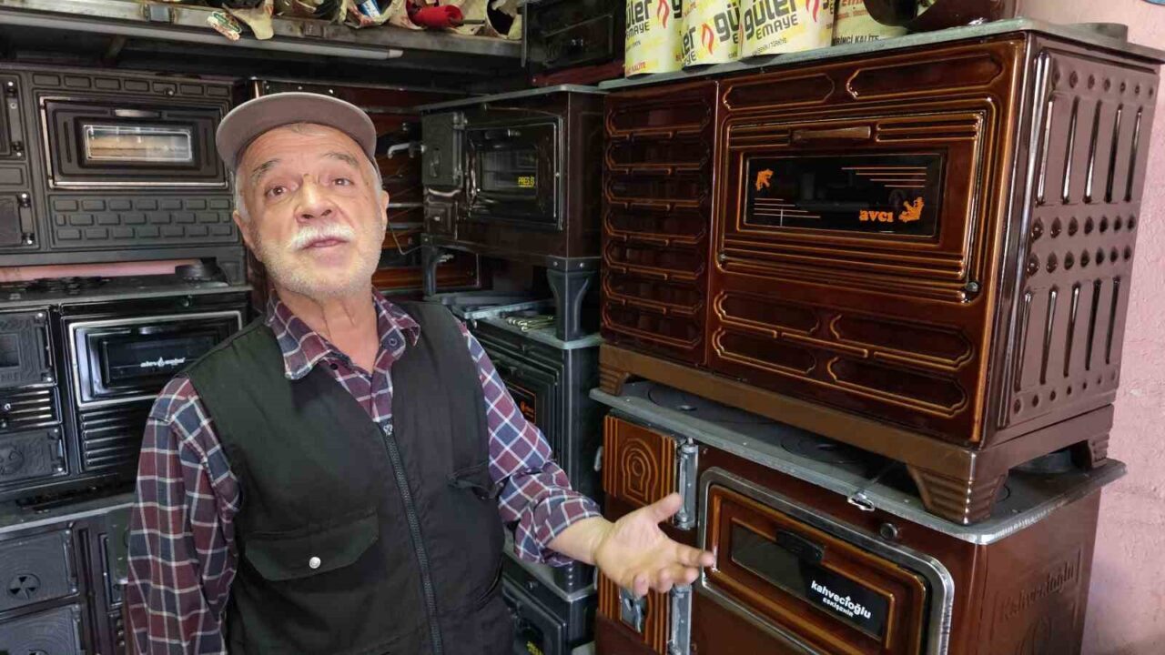 Kütahya'da 71 yaşındaki Mehmet Şınık, Hürriyet Caddesi'ndeki sobacılığında sonbaharla birlikte