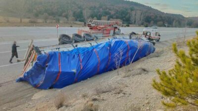 Kütahya'nın Altıntaş ilçesinde, 64 AP 102 plakalı tırın devrilmesi sonucu