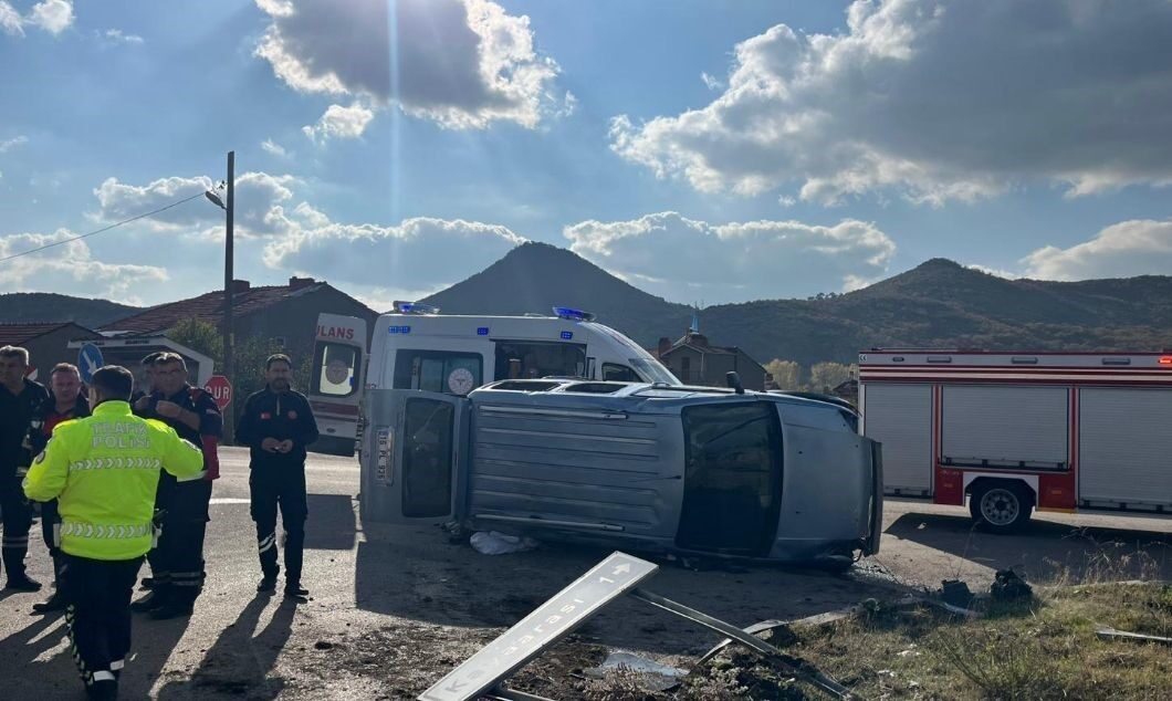 Kütahya'nın Tavşanlı ilçesinde, F.K. (27) yönetimindeki hafif ticari aracın kaza
