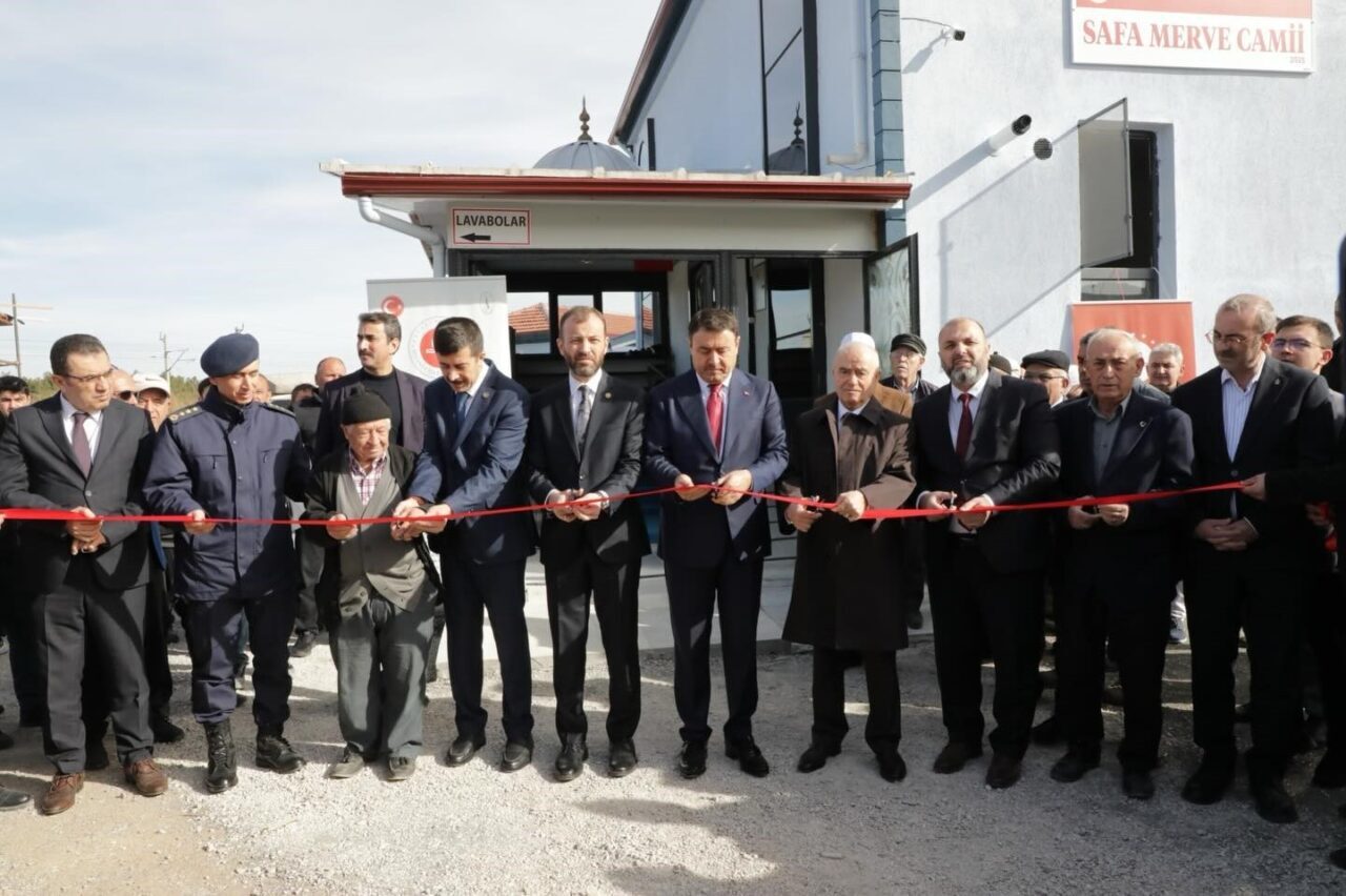 Kütahya'da hayırseverlerin katkılarıyla inşa edilen Sefa Merve Camii, düzenlenen törenle