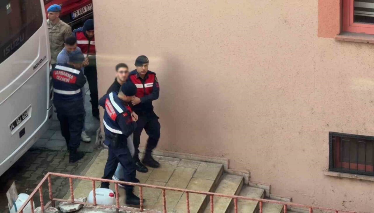 Karabük'ün Safranbolu ilçesinde bir kuyumcuya silahlı soygun düzenleyen Cemal, Rıza