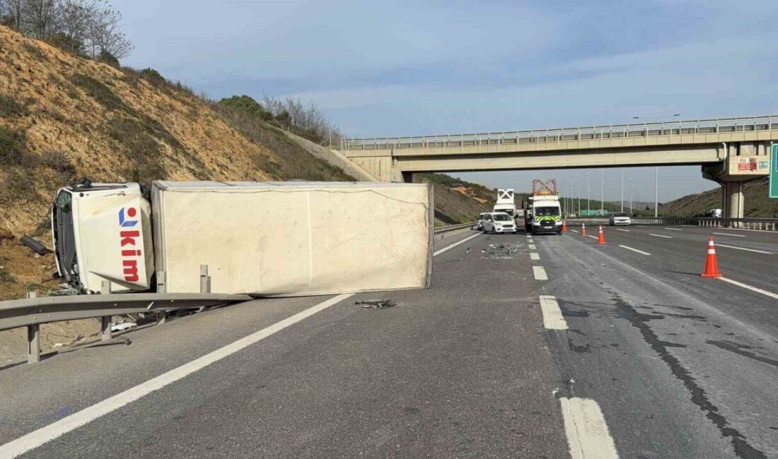 Eyüpsultan’da Kuzey Marmara Otoyolu’nda meydana gelen zincirleme kazada kamyon sürücüsü yaralandı Eyüpsultan'da Kuzey Marmara Otoyolu'nda, KİM marketine ait iki kamyonun çarpışması
