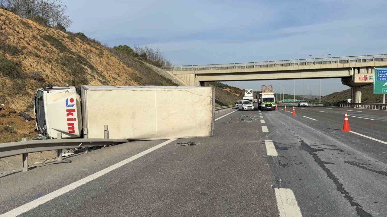 Eyüpsultan'da Kuzey Marmara Otoyolu'nda, KİM marketine ait iki kamyonun çarpışması