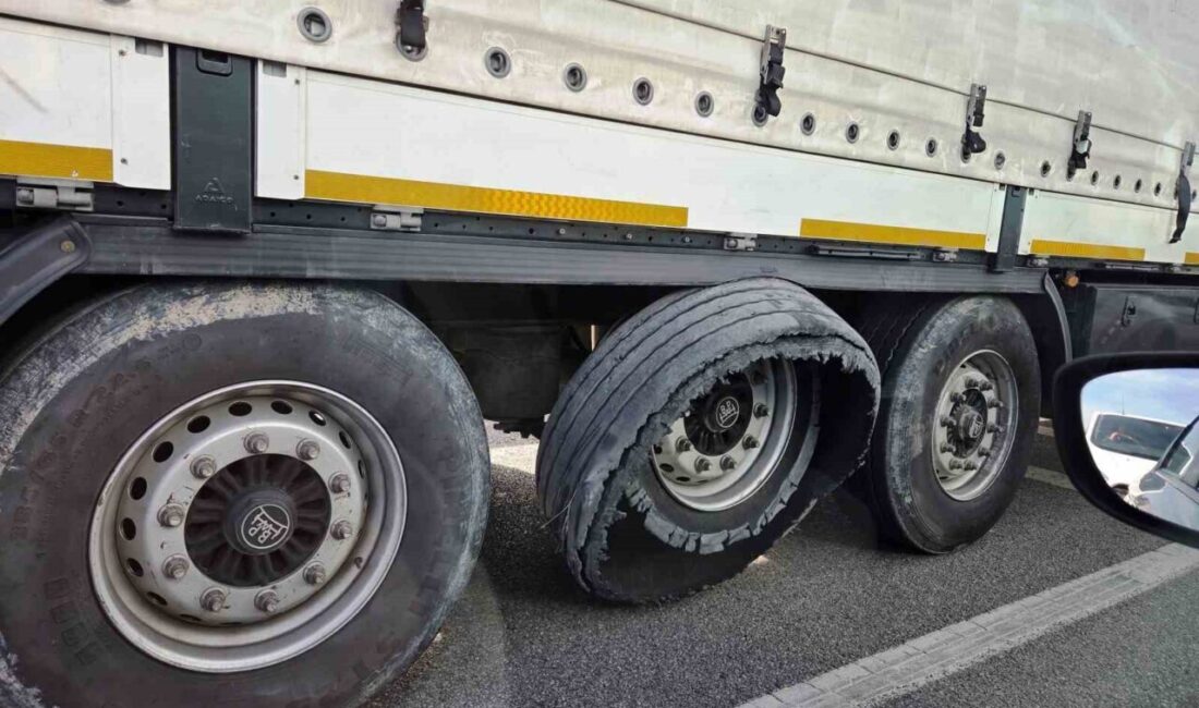 Samsun'un Çarşamba ilçesinde, sağ arka tekeri patlayan 38 plakalı bir