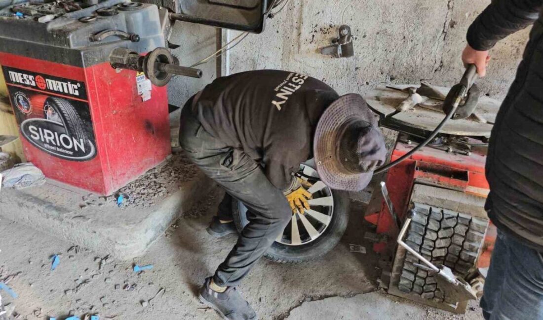 Adilcevaz’da Kış Lastiği Zorunluluğu Başladı, Oto Lastikçilerde Sıra Bekleme Süresi Uzadı Bitlis'in Adilcevaz ilçesinde, kış lastiği takma zorunluluğunun başlamasıyla oto lastikçilerde