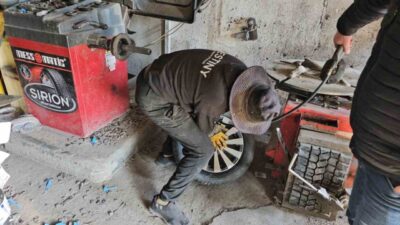 Bitlis'in Adilcevaz ilçesinde, kış lastiği takma zorunluluğunun başlamasıyla oto lastikçilerde