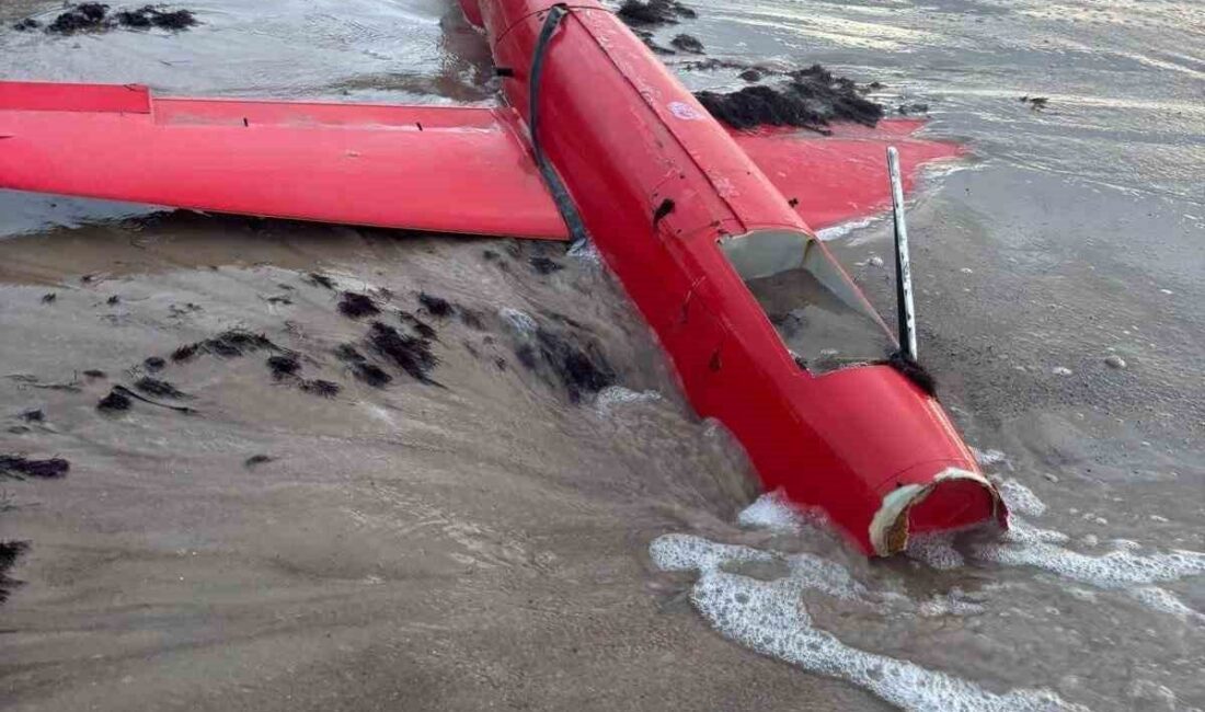 Liepaja’da İHA Enkazı Kıyıya Vurdu: Tehlike Oluşmuyor, Soruşturma Devam Ediyor Letonya’nın Liepaja kentinde Karosta sahilinde bir insansız hava aracı enkazı