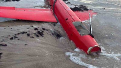 Letonya’nın Liepaja kentinde Karosta sahilinde bir insansız hava aracı enkazı