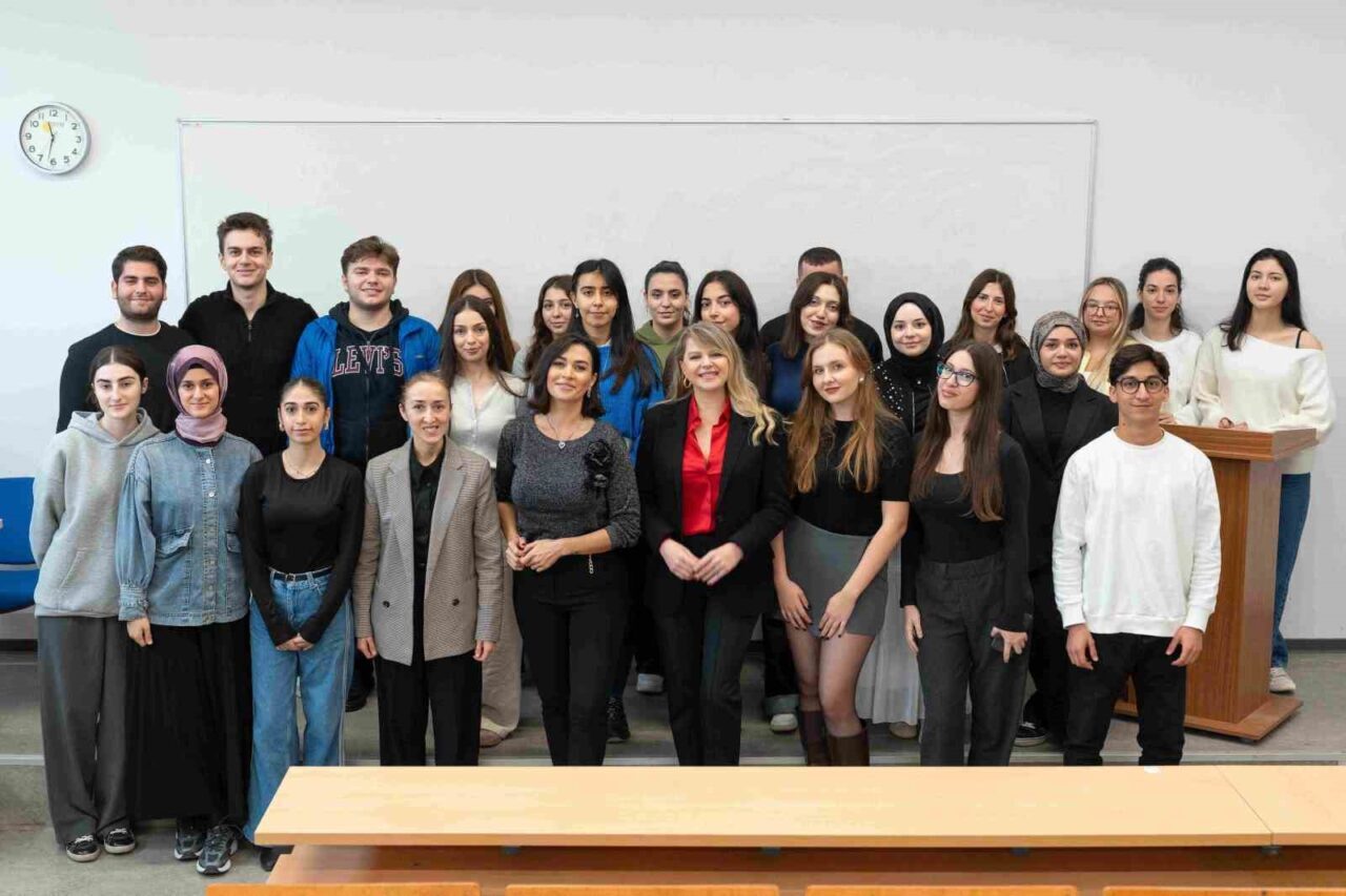 Marmara Üniversitesi İletişim Fakültesi öğrencileri, marka danışmanı Derya Aslan ile
