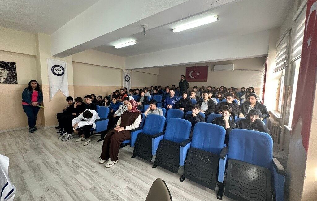 Muratlı’daki Anadolu Lisesi’nde Akran Zorbalığına Dikkat Çeken Seminer Düzenlendi Tekirdağ'ın Muratlı ilçesindeki Mesleki ve Teknik Anadolu Lisesi'nde, akran zorbalığına
