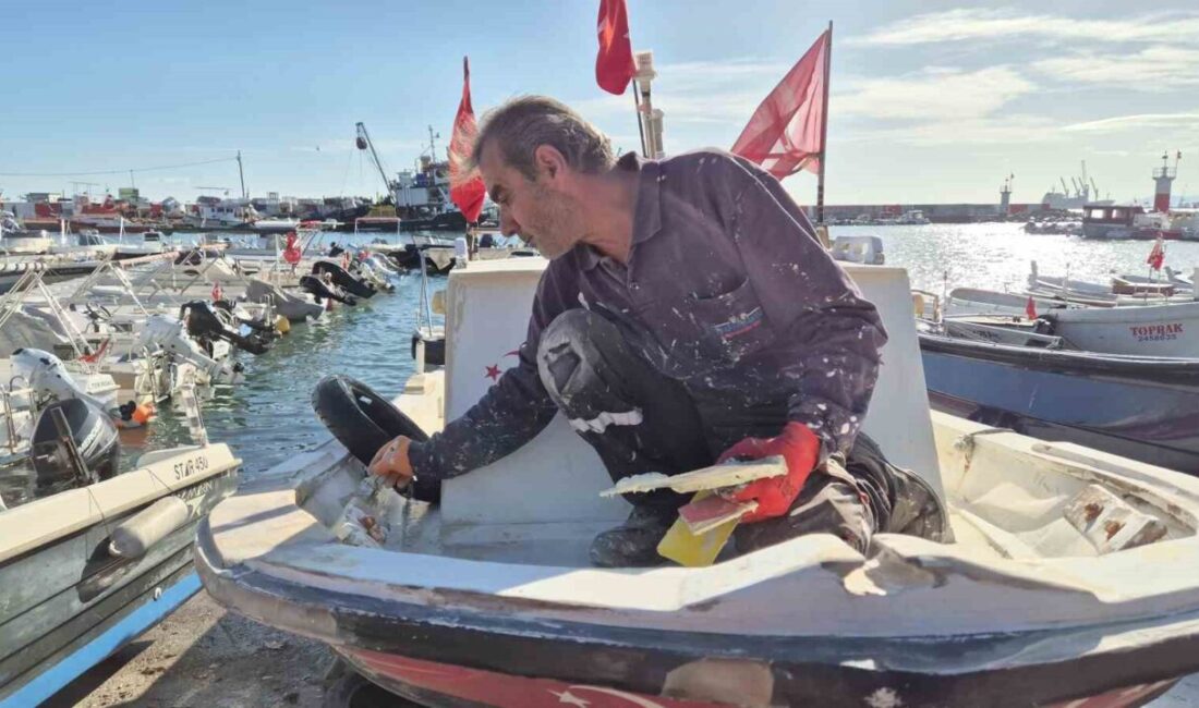 Tekirdağ Süleymanpaşa'da üç gündür süren lodos fırtınası, balıkçıları limana çekti.