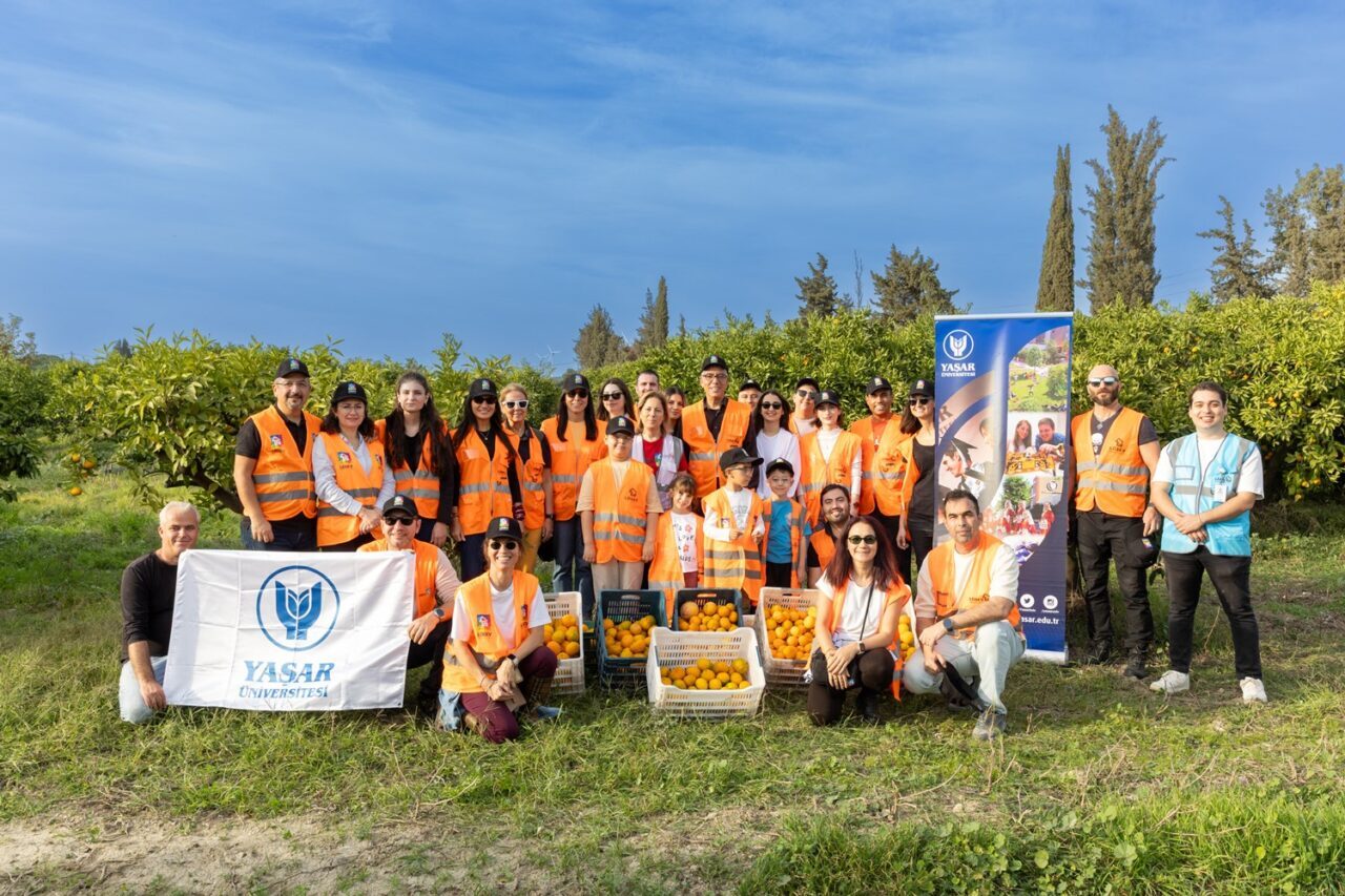Yaşar Üniversitesi, LÖSEV'in Seferihisar'daki Doğal Yaşam Çiftliği'nde mandalina hasadı ve