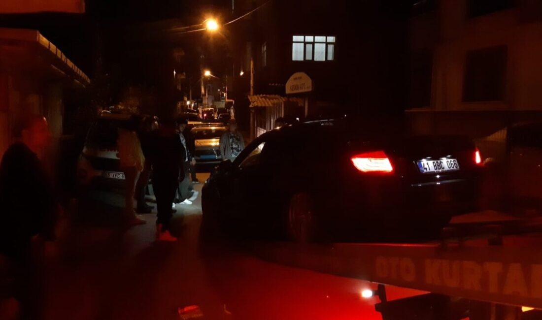 Kocaeli'nin Körfez ilçesinde Ercan K. (32), lüks aracında otururken bir