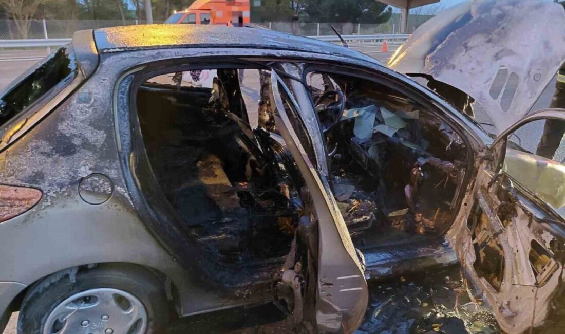 Kırklareli'nin Lüleburgaz ilçesinde seyir halindeki bir otomobilde çıkan yangın, itfaiye