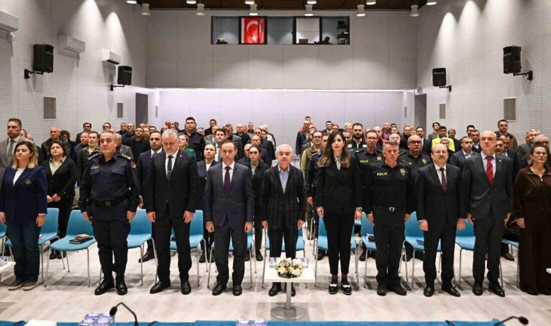 Kırklareli Valisi Uğur Turan, Lüleburgaz'da muhtarlarla toplantı gerçekleştirerek ilçenin güvenliği