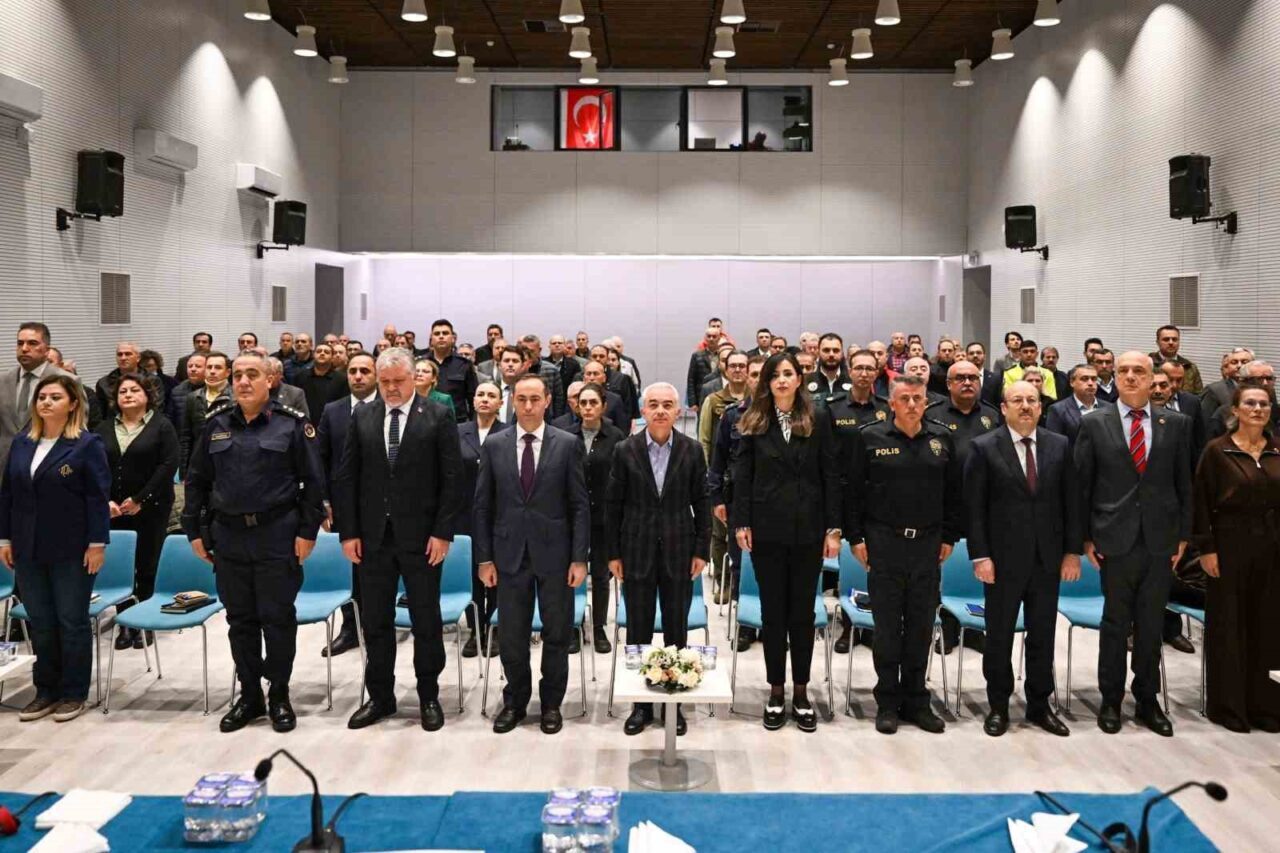 Kırklareli Valisi Uğur Turan, Lüleburgaz'da muhtarlarla toplantı gerçekleştirerek ilçenin güvenliği